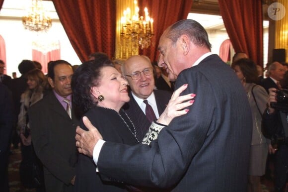 Jacques Chirac avec Galina Vichnevskaïa et son mari Mstislav Rostropovitch en 2001 à l'Elysée, lors de la remise des insignes de la Légion d'honneur au virtuose russe.