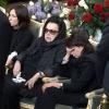 Galina Vishnevskaïa avec ses filles aux obsèques de Mstislav Rostropovitch à Moscou le 29 avril 2007.