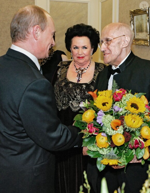 Galina Vishnevskaïa et Mstislav Rostropovitch en mars 2007 avec Vladimir Poutine en l'honneur des 80 ans du virtuose.