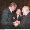 Jacques Chirac avec Galina Vishnevskaïa et Mstislav Rostropovitch à l'Elysée en 2001 lors de la remise des insignes de la Légion d'honneur au virtuose russe.