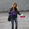 Jessica Alba dans un look rock pour aller travailler. Le 12 décembre 2012 à Los Angeles