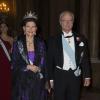 La reine Silvia et le roi Carl XVI Gustaf de Suède arrivant pour le dîner de gala en l'honneur des lauréats des prix Nobel, donné le 11 décembre 2012 dans la salle Mer Blanche du palais Drottningholm, à Stockholm.