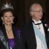 La reine Silvia et le roi Carl XVI Gustaf de Suède arrivant pour le dîner de gala en l'honneur des lauréats des prix Nobel, donné le 11 décembre 2012 dans la salle Mer Blanche du palais Drottningholm, à Stockholm.