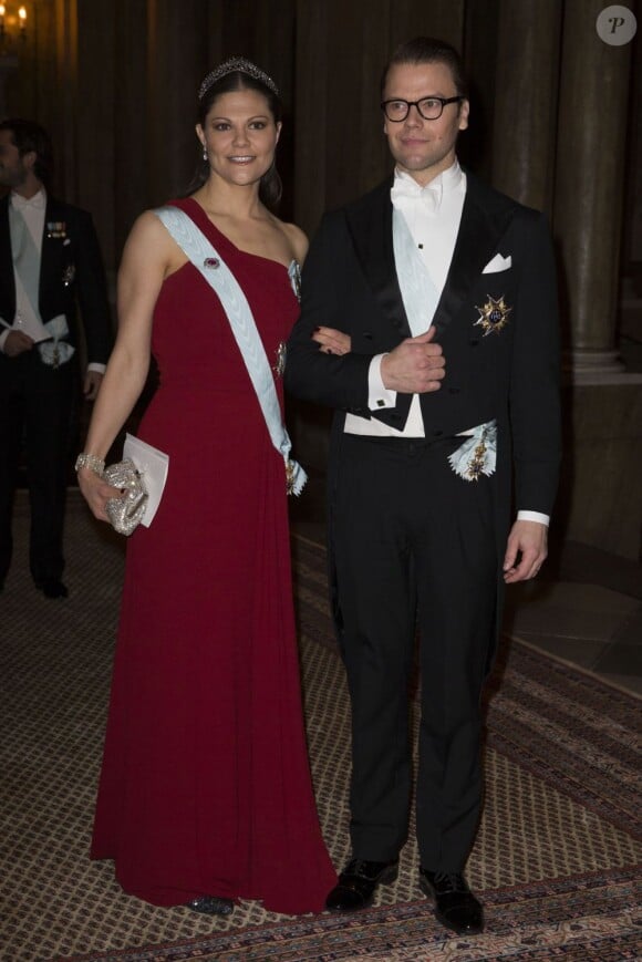La princesse Victoria de Suède et le prince Daniel arrivant pour le dîner de gala en l'honneur des lauréats des prix Nobel, donné le 11 décembre 2012 dans la salle Mer Blanche du palais Drottningholm, à Stockholm.