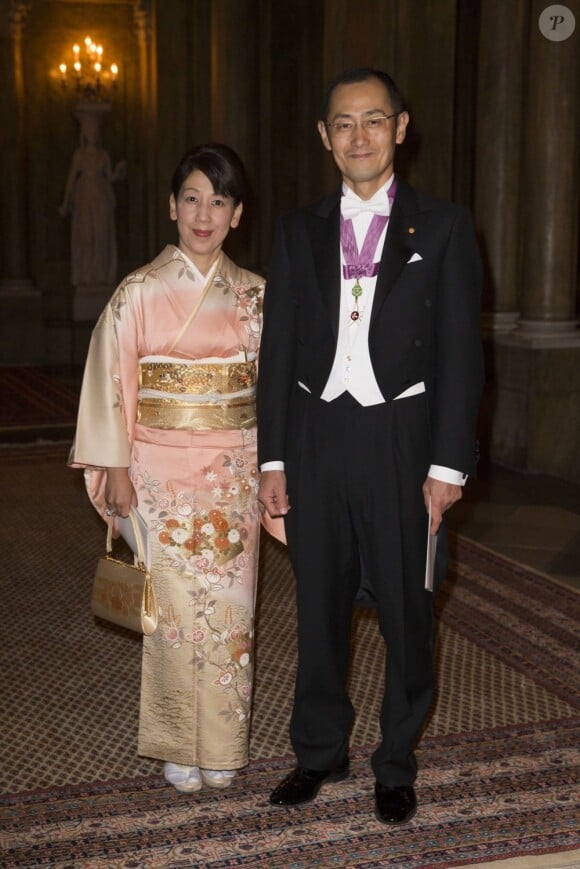 Chika Yamanaka et Shinya Yamanaka, prix Nobel de médecine, arrivant pour le dîner de gala en l'honneur des lauréats des prix Nobel, donné le 11 décembre 2012 dans la salle Mer Blanche du palais Drottningholm, à Stockholm.