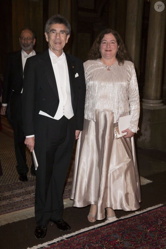 Robert J Lefkowitz, prix Nobel de chimie, et sa femme Lynn arrivant pour le dîner de gala en l'honneur des lauréats des prix Nobel, donné le 11 décembre 2012 dans la salle Mer Blanche du palais Drottningholm, à Stockholm.