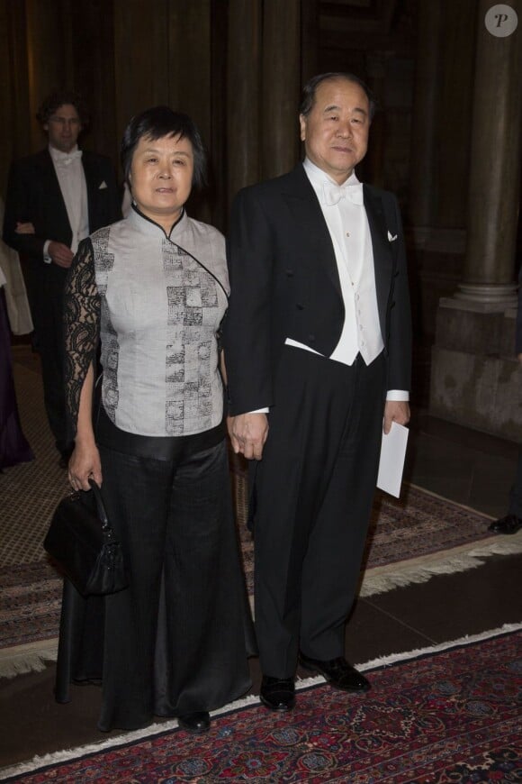Qinlan Du et Mo Yan, prix Nobel de littérature, arrivant pour le dîner de gala en l'honneur des lauréats des prix Nobel, donné le 11 décembre 2012 dans la salle Mer Blanche du palais Drottningholm, à Stockholm.
