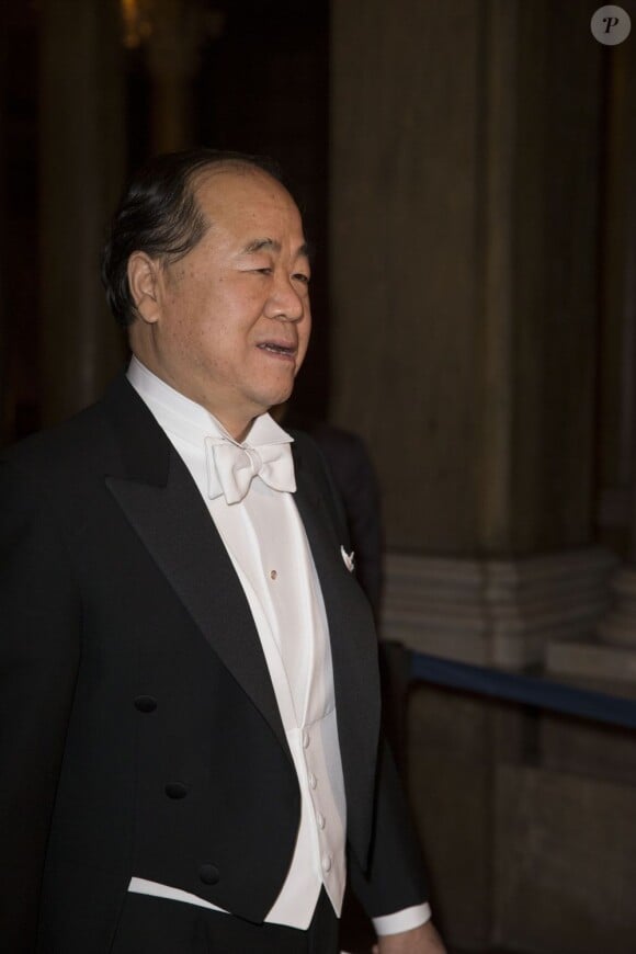 Mo Yan, prix Nobel de littérature 2012, arrivant pour le dîner de gala en l'honneur des lauréats des prix Nobel, donné le 11 décembre 2012 dans la salle Mer Blanche du palais Drottningholm, à Stockholm.
