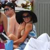 Paris Hilton à Miami profite du soleil et de la musique sur la plage avec des amis. Décembre 2012