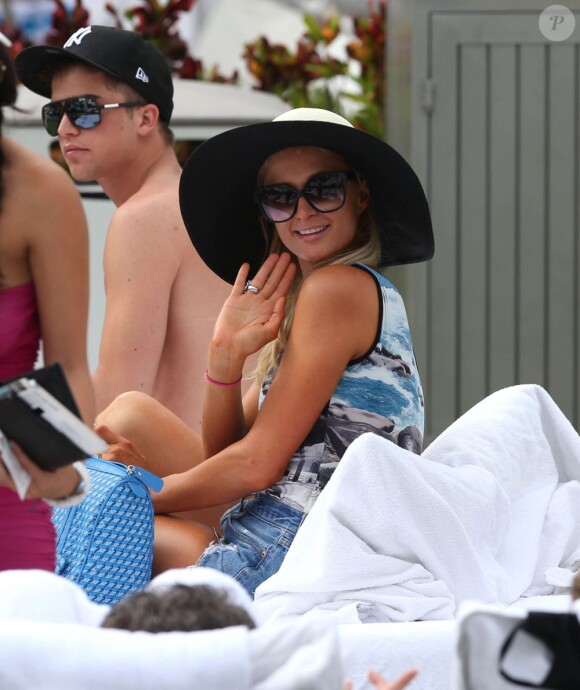 Paris Hilton à Miami profite du soleil et de la musique sur la plage avec des amis. Décembre 2012
