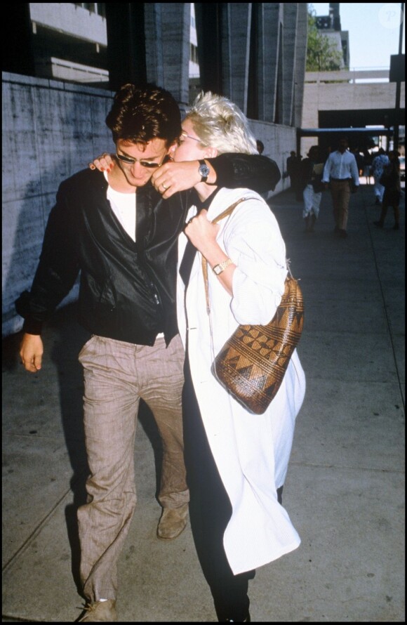Sean Penn et Madonna dans les rues de New York, le 10 septembre 1986.