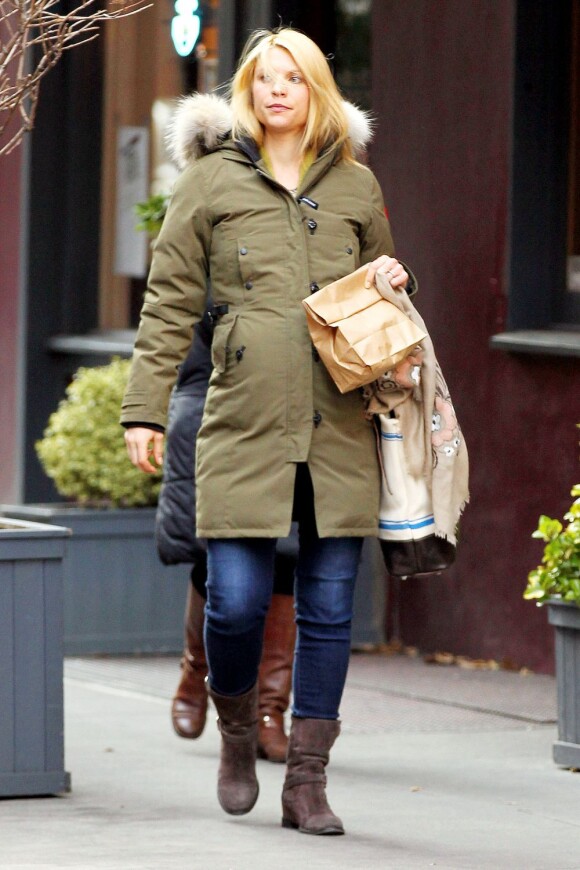 Claire Danes enceinte attend patiemment l'arrivée de bébé en se promenant dans les rues de New York. Le 13 décembre 2012