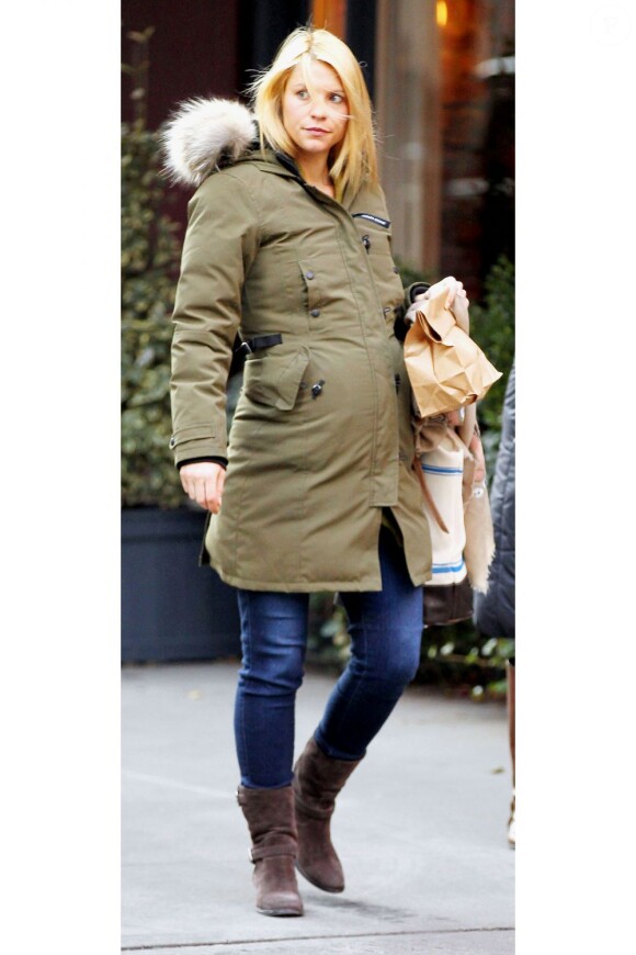 Claire Danes enceinte se balade à New York. Le 13 décembre 2012