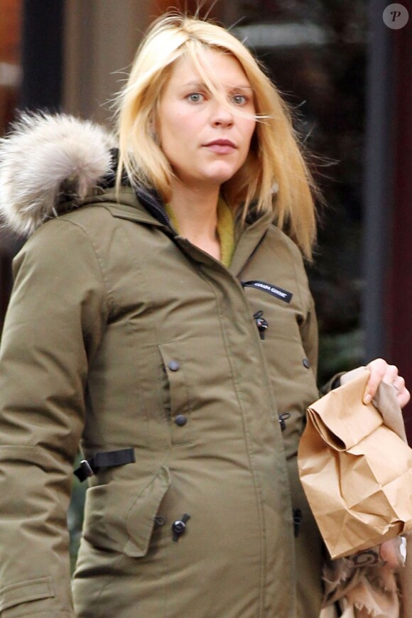 La comédienne Claire Danes est enceinte et elle attend l'arrivée de bébé en se promenant dans les rues de New York. Le 13 décembre 2012