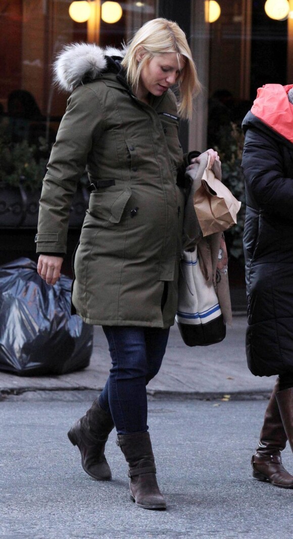 Claire Danes dévoile son ventre très rond de femme enceinte en se promenant dans les rues de New York. Le 13 décembre 2012