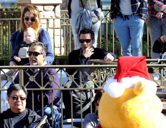 Jessica Alba, Cash Warren et ses filles Honor et Haven regardent la parade de Noël de Disney en Californie, le 15 décembre 2012.