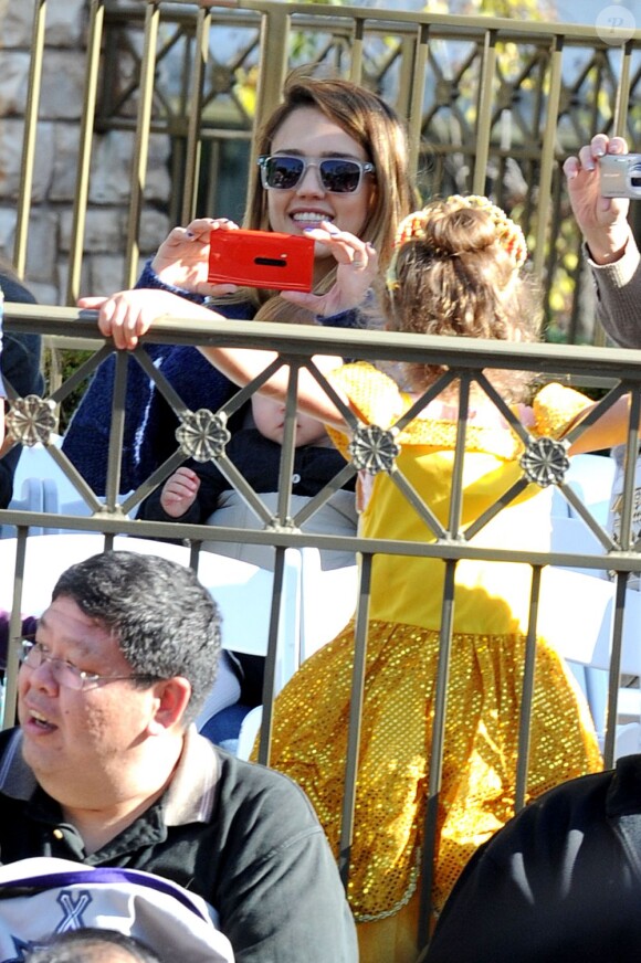 Jessica Alba, son mari Cash Warren et ses filles Honor et Haven profitent de la parade de Noël de Disney en Californie, le 15 décembre 2012. L'actrice prend des photos afin d'immortaliser la journée.