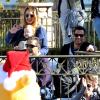 Jessica Alba, son mari Cash Warren et ses filles Honor et Haven regardent la parade de Noël de Disney en Californie, le 15 décembre 2012.