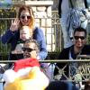 Jessica Alba, son mari Cash Warren et ses filles Honor et Haven s'amusent lors de la parade de Noël de Disney en Californie, le 15 décembre 2012.