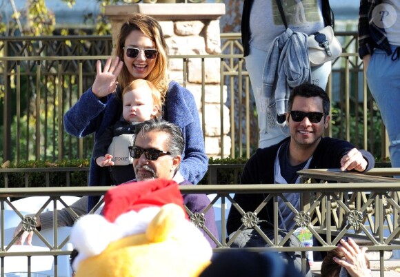 Jessica Alba, son mari Cash Warren et ses filles Honor et Haven s'amusent lors de la parade de Noël de Disney en Californie, le 15 décembre 2012.