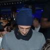 Adrien Brody collé à son téléphone dans la discothèque l'Arc à Paris, le 8 décembre 2012.