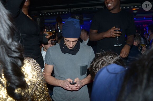 Adrien Brody collé à son téléphone dans la discothèque l'Arc à Paris, le 8 décembre 2012.