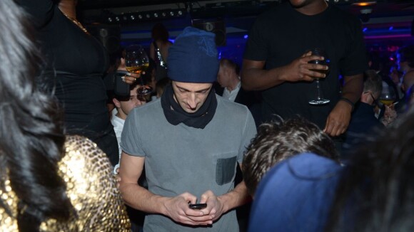 Adrien Brody : Seul et collé à son téléphone, une autre idée de la fête...