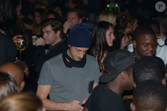Adrien Brody collé à son téléphone portable dans la discothèque l'Arc à Paris, le 8 décembre 2012.