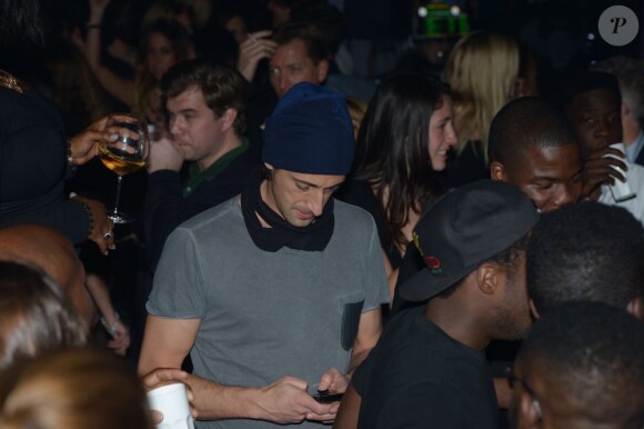 Adrien Brody collé à son portable dans la discothèque l'Arc à Paris, le 8 décembre 2012.