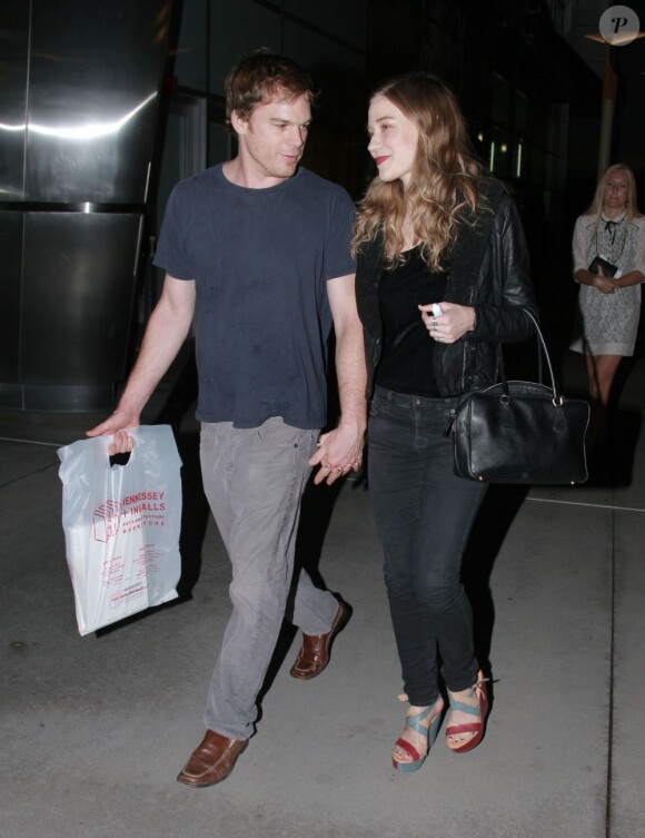 L'acteur Michael C. Hall et sa petite amie Morgan Macgregor font du shopping à Hollywood, le 30 octobre 2012.