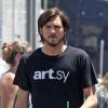 Ashton Kutcher sur le tournage du biopic sur Steve Jobs à Los Angeles le 22 juin 2012.