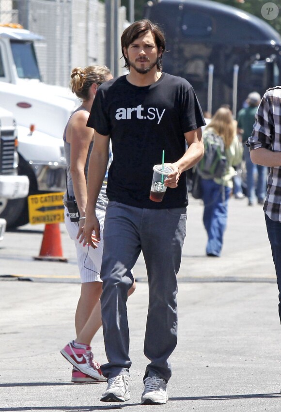 Ashton Kutcher sur le tournage du biopic sur Steve Jobs à Los Angeles le 22 juin 2012.