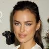 Irina Shayk use de ses charmes pour plaider la cause des animaux au Centre d'Adoption de l'association ASPCA. New York, le 14 décembre 2012.