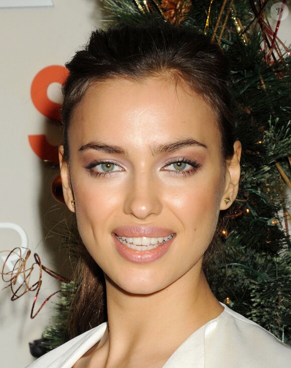 Irina Shayk use de ses charmes pour plaider la cause des animaux au Centre d'Adoption de l'association ASPCA. New York, le 14 décembre 2012.