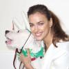 Le top model Irina Shayk, tombée sur le charme de "Lady" au Centre d'Adoption de l'association ASPCA à New York, oeuvre pour le bien-être des animaux. Le 14 décembre 2012.