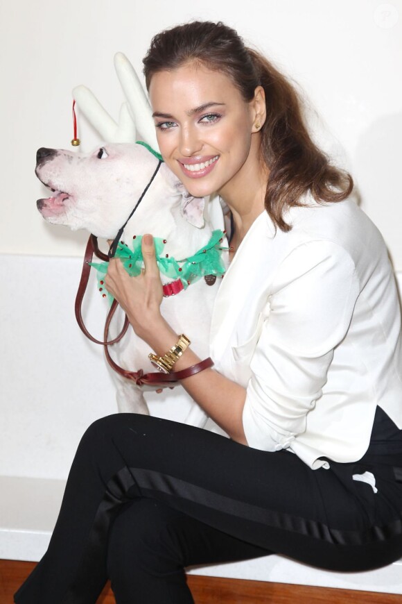 Le top model Irina Shayk, tombée sur le charme de "Lady" au Centre d'Adoption de l'association ASPCA à New York, oeuvre pour le bien-être des animaux. Le 14 décembre 2012.