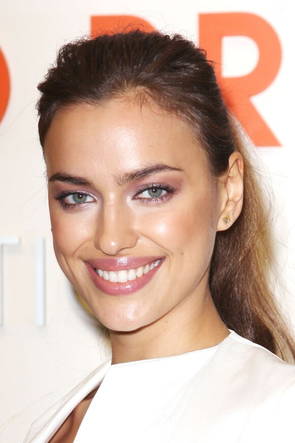 Irina Shayk use de ses charmes pour plaider la cause des animaux au Centre d'Adoption de l'association ASPCA. New York, le 14 décembre 2012.