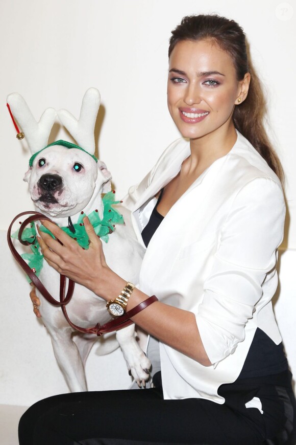 Le top model Irina Shayk, tombée sur le charme de "Lady" au Centre d'Adoption de l'association ASPCA à New York, oeuvre pour le bien-être des animaux. Le 14 décembre 2012.