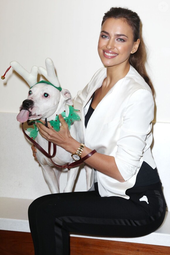 Irina Shayk use de ses charmes pour plaider la cause des animaux au Centre d'Adoption de l'association ASPCA. New York, le 14 décembre 2012.