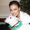 Le top model Irina Shayk, tombée sur le charme de "Lady" au Centre d'Adoption de l'association ASPCA à New York, oeuvre pour le bien-être des animaux. Le 14 décembre 2012.