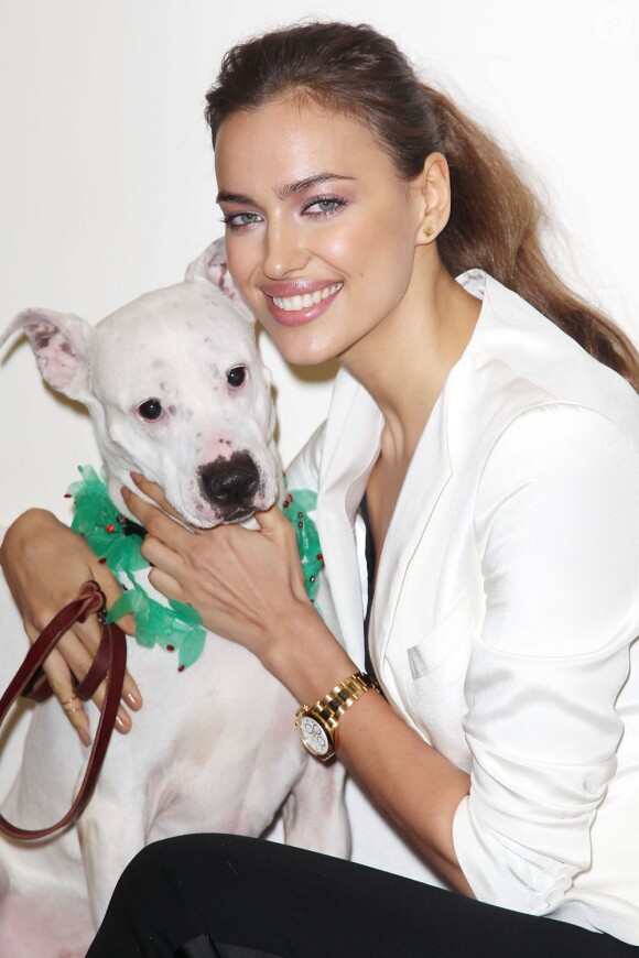 Irina Shayk milite en faveur de l'adoption des animaux au centre d'adoption de l'association ASPCA . New York, le 14 décembre 2012.