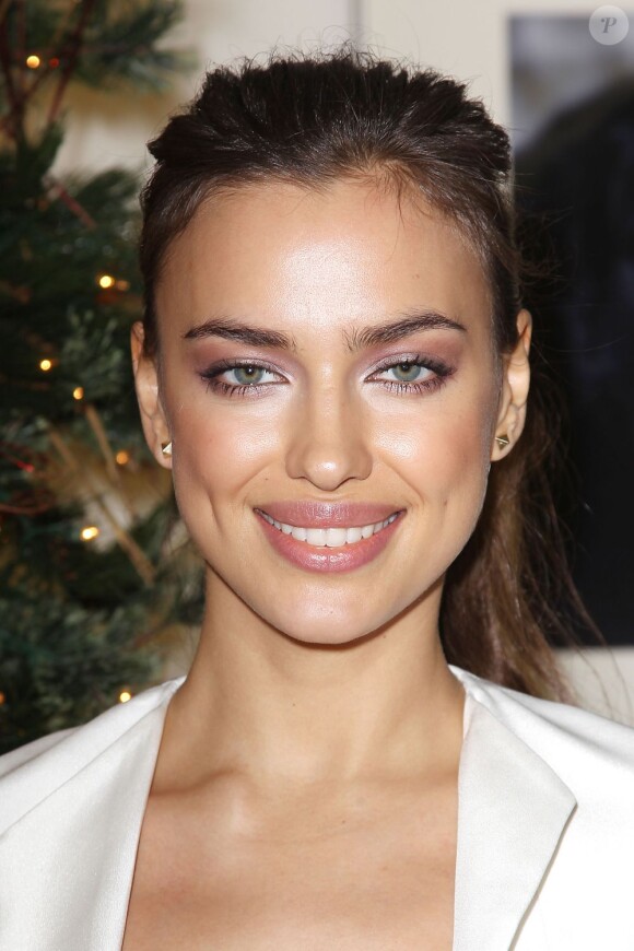 Irina Shayk use de ses charmes pour plaider la cause des animaux au Centre d'Adoption de l'association ASPCA. New York, le 14 décembre 2012.