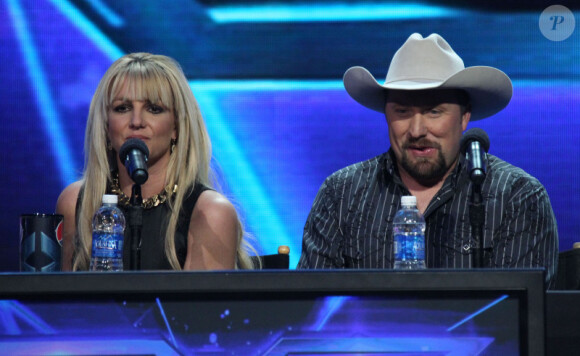Britney Spears et Tate Stevens à la conférence de presse pour la dernière émission de la saison de l'émission X Factor à Los Angeles, le 17 decembre 2012.