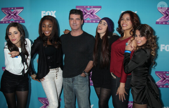 Simon Cowell et Fifth Harmony à la conférence de presse pour la dernière émission de la saison de l'émission X Factor à Los Angeles, le 17 decembre 2012.