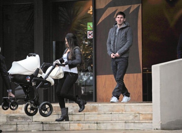 Lionel Messi et sa compagne Antonella Roccuzzo se sont offert une petite sortie famille avec leur fils Thiago, à Barcelone le 14 décembre 2012
