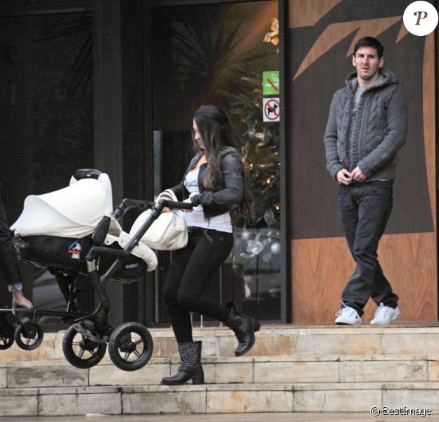 Lionel Messi et sa compagne Antonella Roccuzzo se sont offert une petite sortie famille avec leur fils Thiago, à Barcelone le 14 décembre 2012