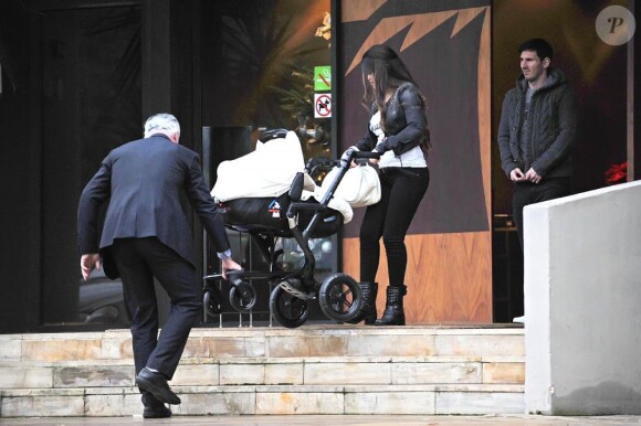 Lionel Messi surveille sa compagne Antonella Roccuzzo et son fils Thiago, à Barcelone le 14 décembre 2012