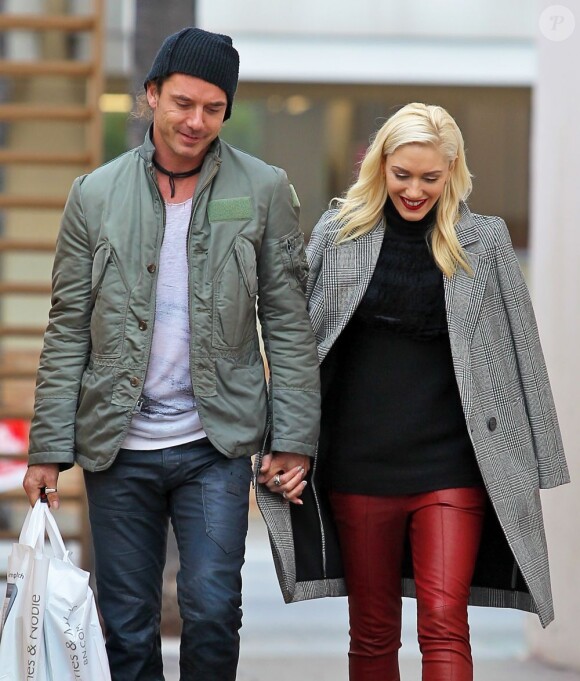 Gwen Stefani et son époux Gavin Rossdale font du shopping pour Noël à Studio City, le 18 decembre 2012.