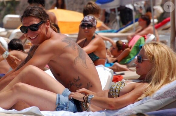 Zlatan Ibrahimovic en vacances sur l'île de Formentera le 15 juillet 2012 avec sa compagne Helena, quelques jours avant de signer au Paris Saint-Germain