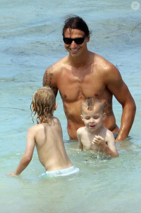Zlatan Ibrahimovic en vacances sur l'île de Formentera le 15 juillet 2012 avec ses fils Maximilan et Vincent, quelques jours avant de signer au Paris Saint-Germain